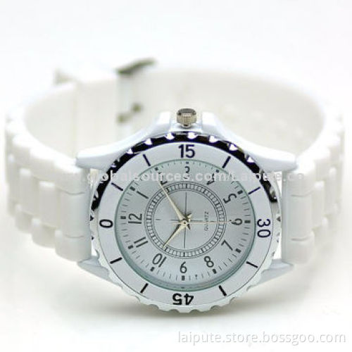 Luxury Rubber Quartz Analog Stainless Steel Wristwatch with Japanese Movement and Three Crowns